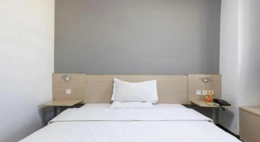 Bed in 7 Days Inn Tianjin Binhai New District Yujiabao Metro Station