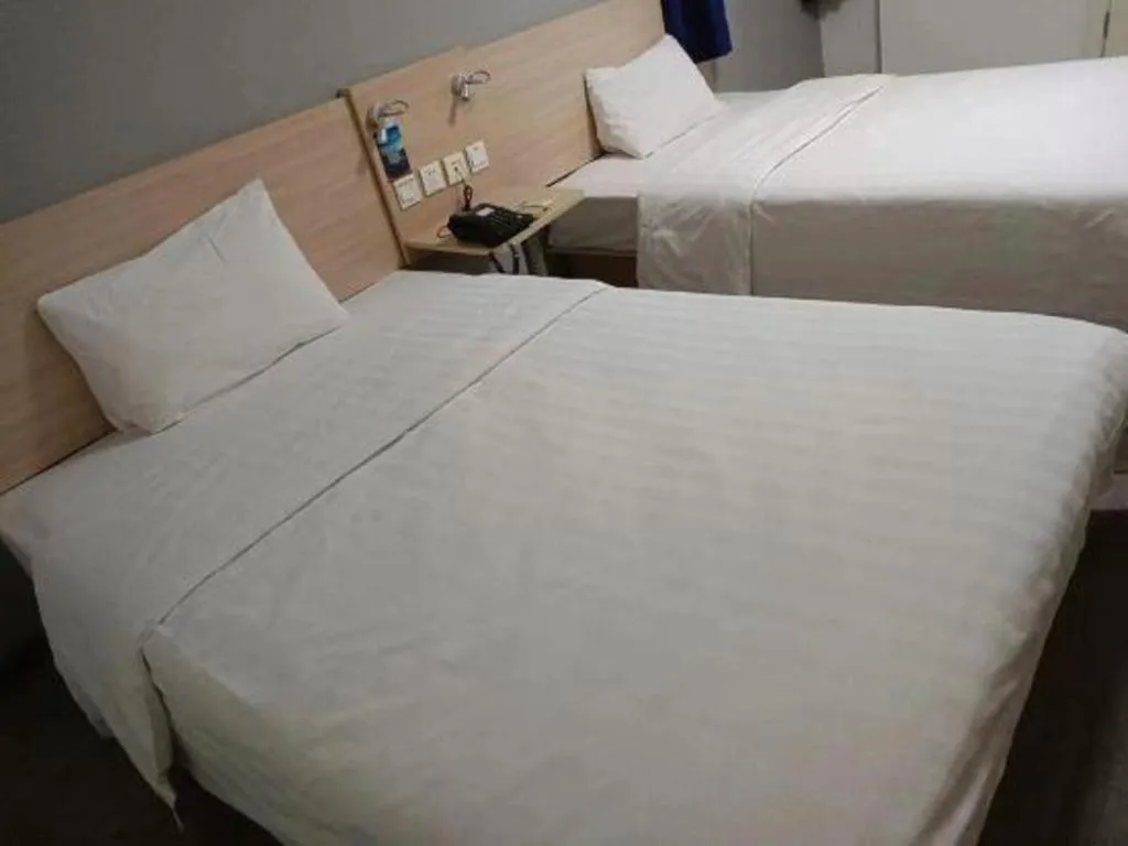 Bed in 7 Days Inn Tianjin Binhai New District Yujiabao Metro Station