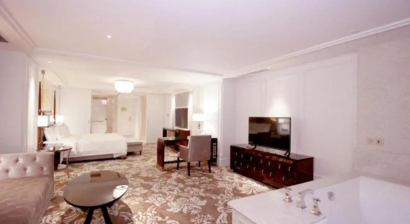 Bed in Lake Piedmont International Hotel