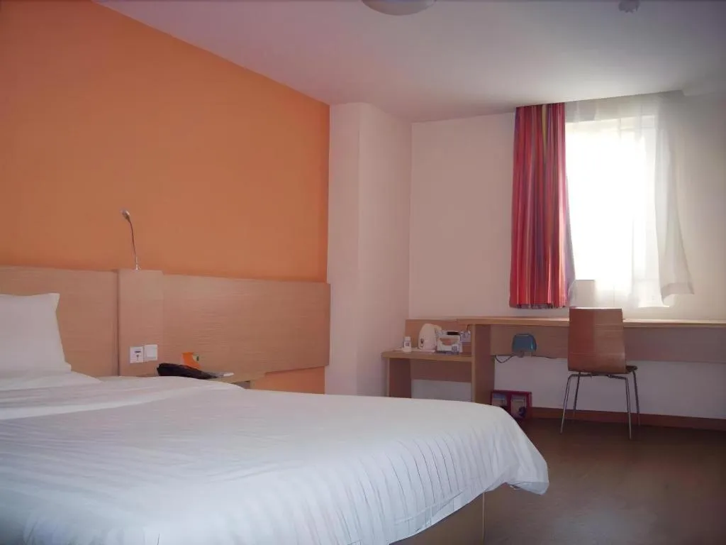 Bed in 7 Days Inn Qingdao Shandong Road Zhenning Overpass Branch