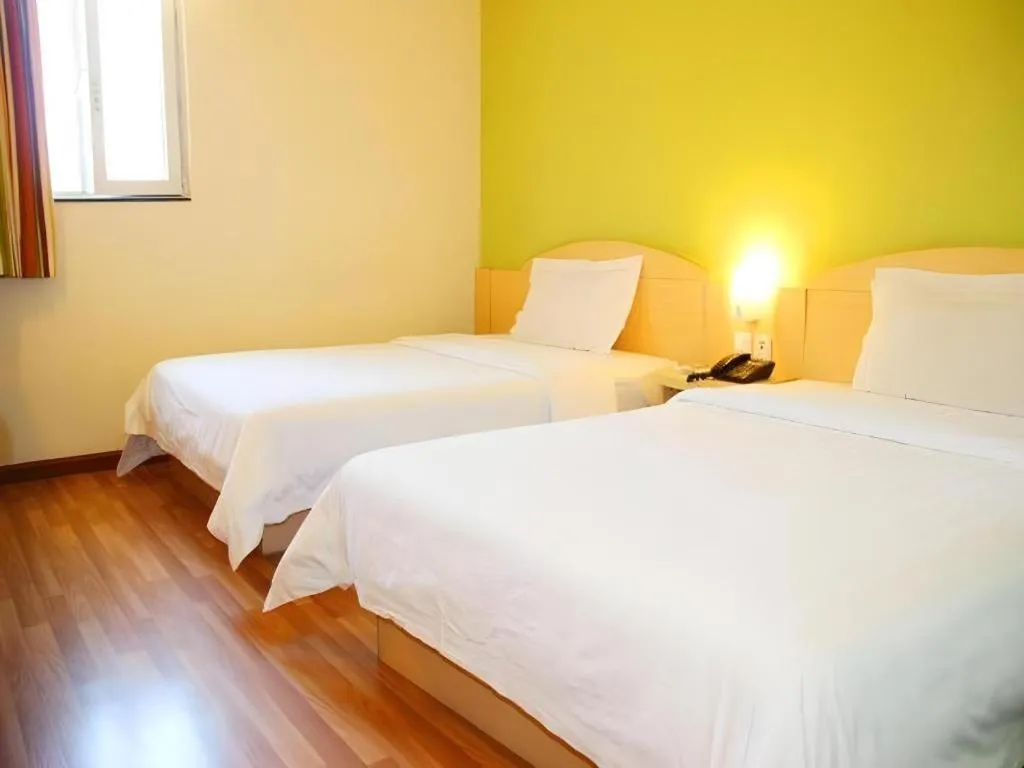 Bed in 7 Days Inn Qingdao Shandong Road Zhenning Overpass Branch