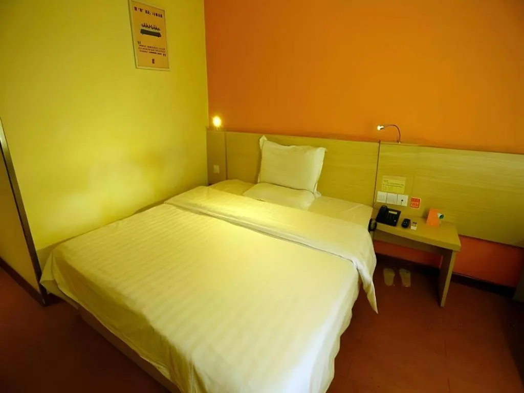 Bed in 7 Days Inn Qingdao Shandong Road Zhenning Overpass Branch