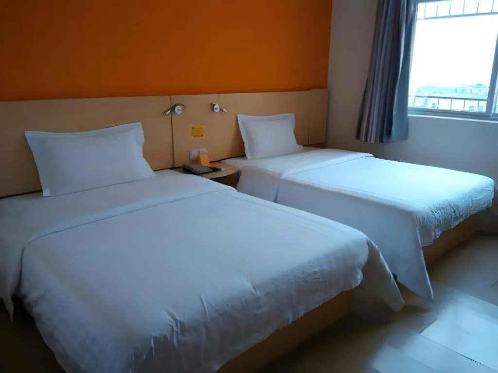 Bed in 7 Days Inn Qingdao Shandong Road Zhenning Overpass Branch