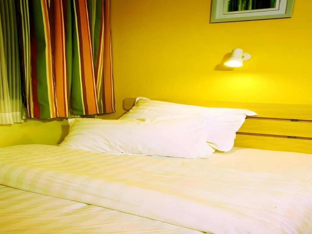 Bed in 7 Days Inn Qingdao Shandong Road Zhenning Overpass Branch