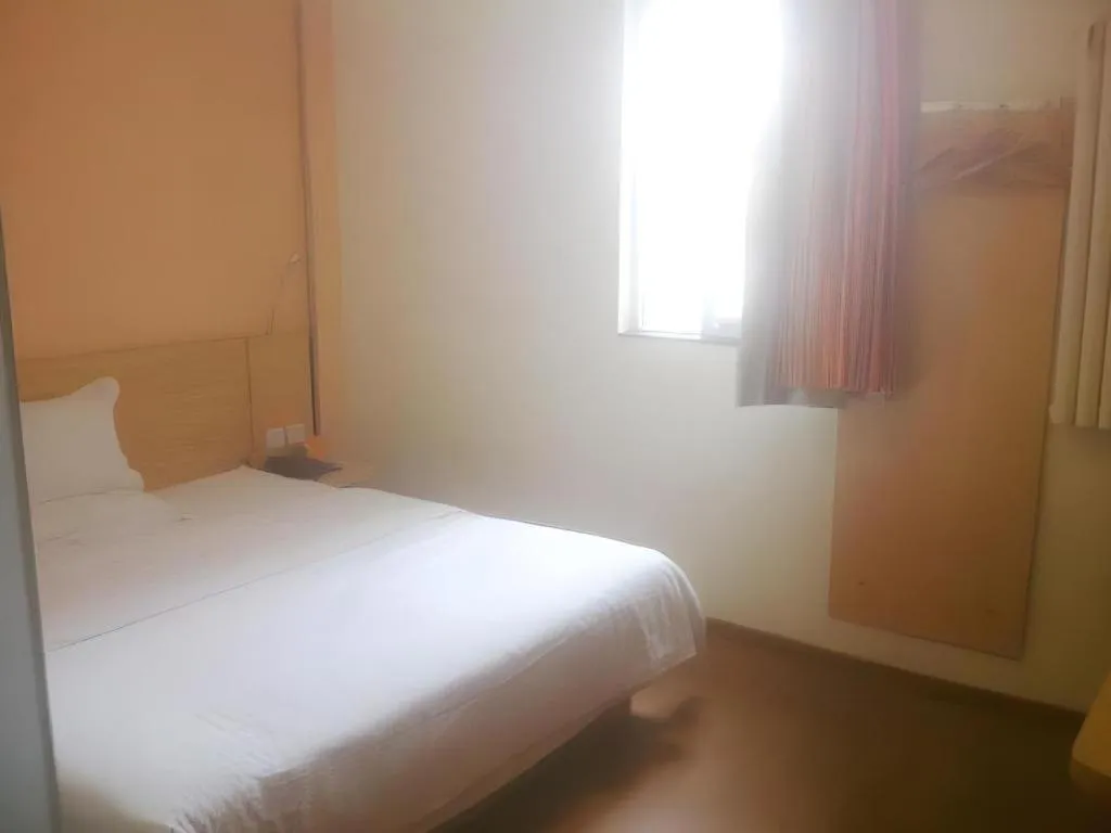 Bed in 7 Days Inn Qingdao Shandong Road Zhenning Overpass Branch