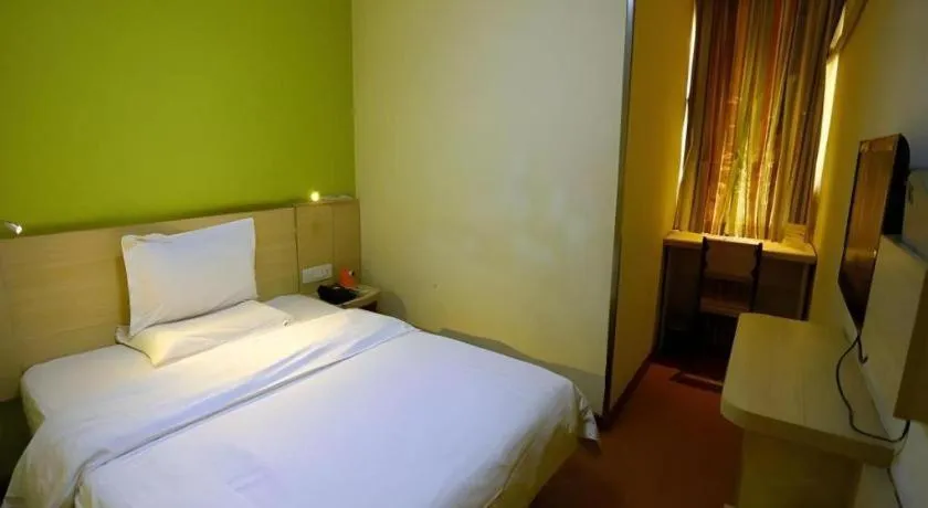 Bed in 7 Days Inn Qingdao Shandong Road Zhenning Overpass Branch