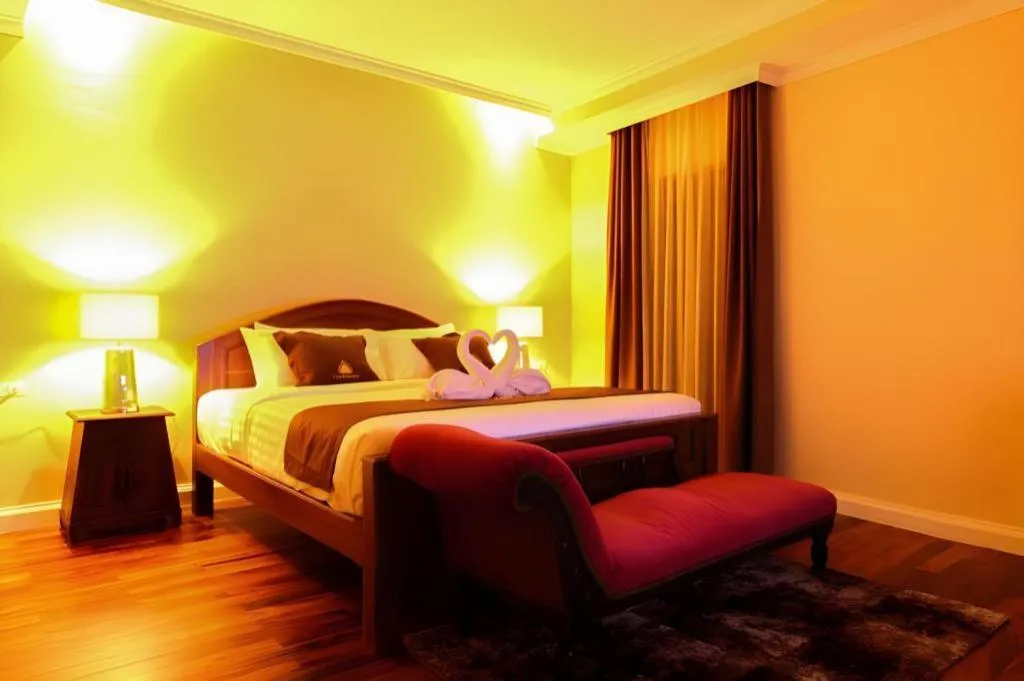 Bed in Le Luxe Boutique Hotel