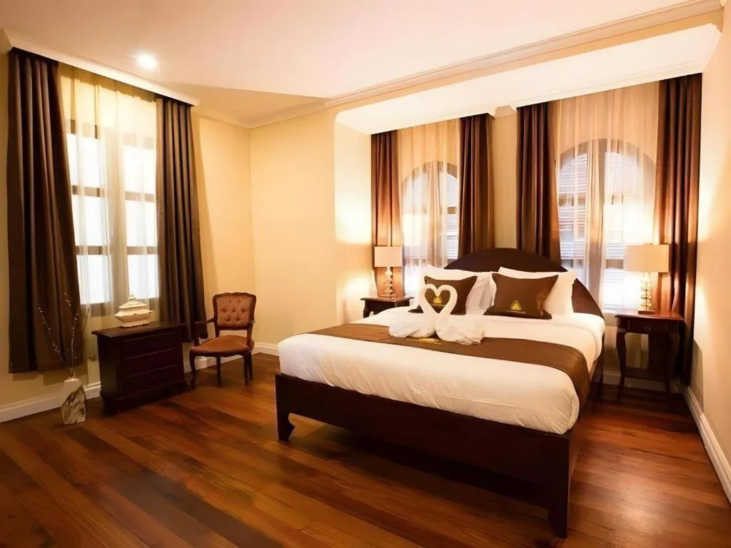 Bed in Le Luxe Boutique Hotel