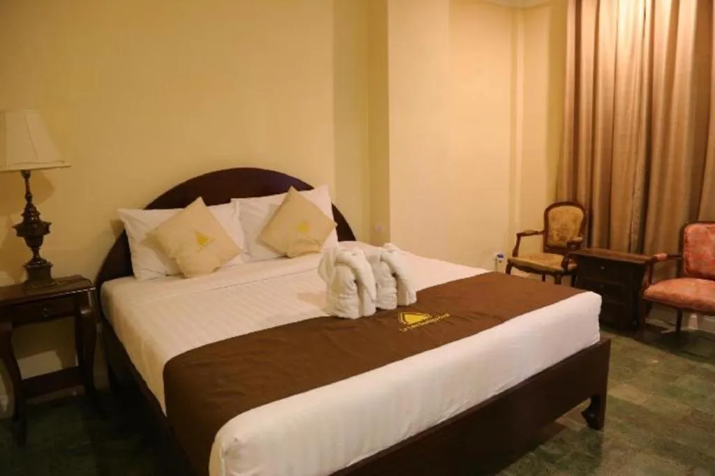 Bed in Le Luxe Boutique Hotel