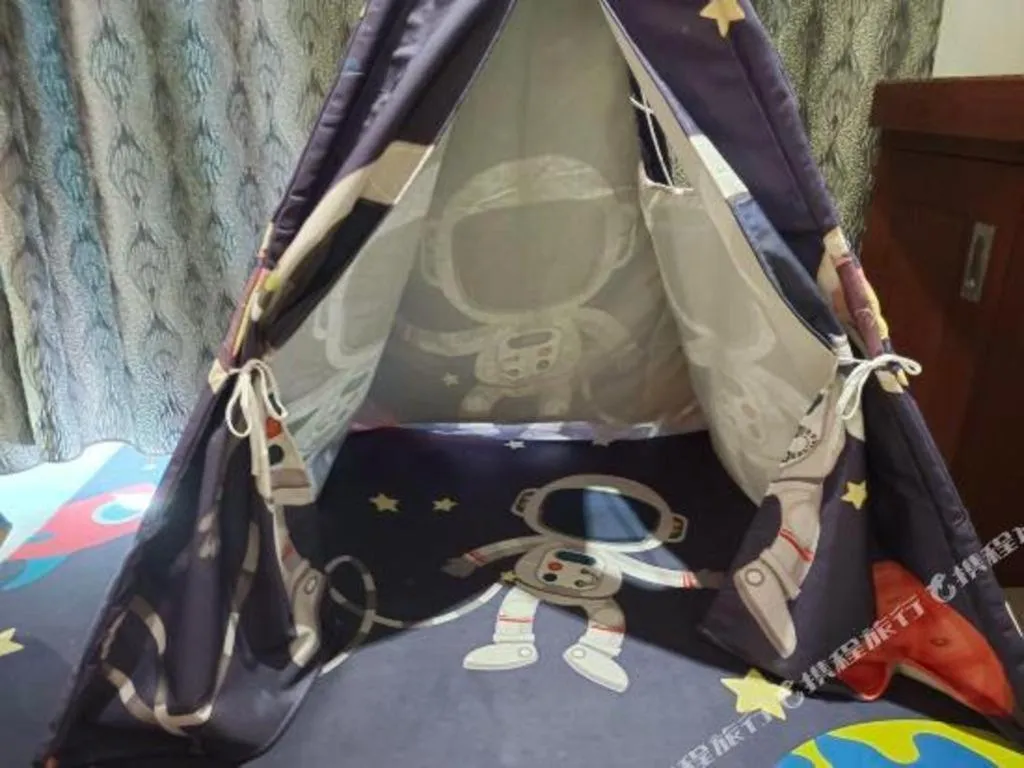 Bed in Qionghai Jin Mao Hotel