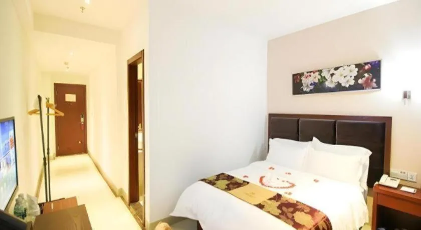 Bed in Qionghai Jin Mao Hotel