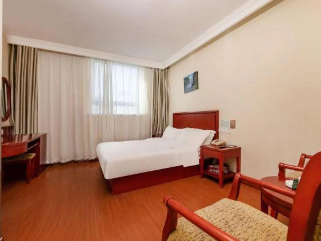 Bed in GreenTree Inn Suzhou Railway Station North Square Haobainian Wedding Dress City Express Hotel