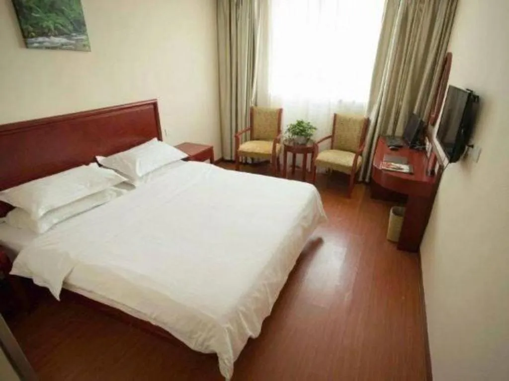 Bed in GreenTree Inn Suzhou Railway Station North Square Haobainian Wedding Dress City Express Hotel