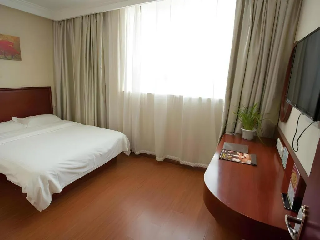 Bed in GreenTree Inn Suzhou Railway Station North Square Haobainian Wedding Dress City Express Hotel
