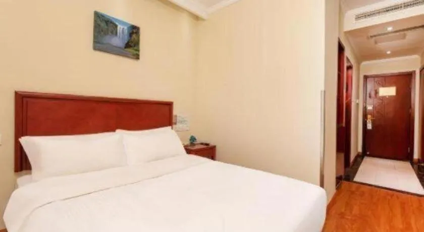Bed in GreenTree Inn Suzhou Railway Station North Square Haobainian Wedding Dress City Express Hotel