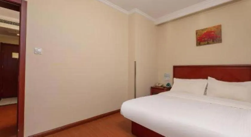 Bed in GreenTree Inn Suzhou Railway Station North Square Haobainian Wedding Dress City Express Hotel
