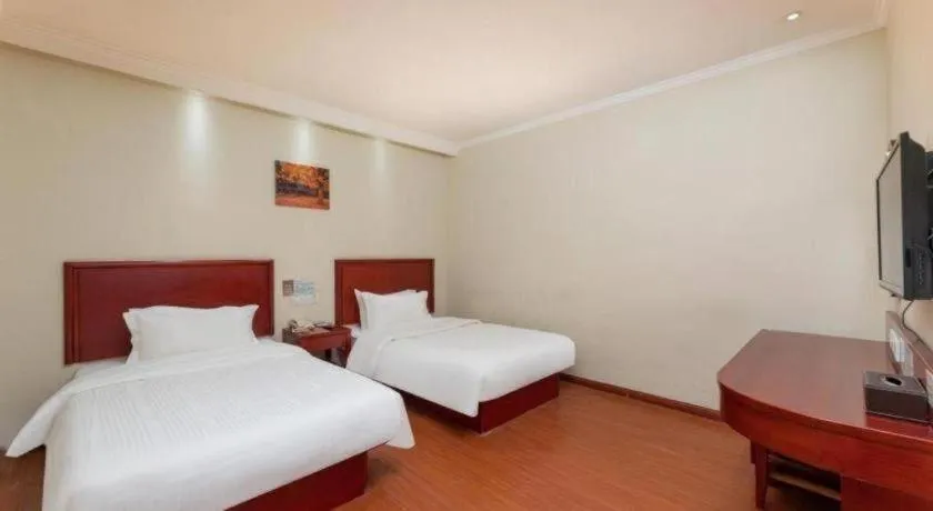 Bed in GreenTree Inn Suzhou Railway Station North Square Haobainian Wedding Dress City Express Hotel