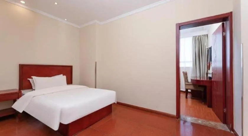 Bed in GreenTree Inn Suzhou Railway Station North Square Haobainian Wedding Dress City Express Hotel