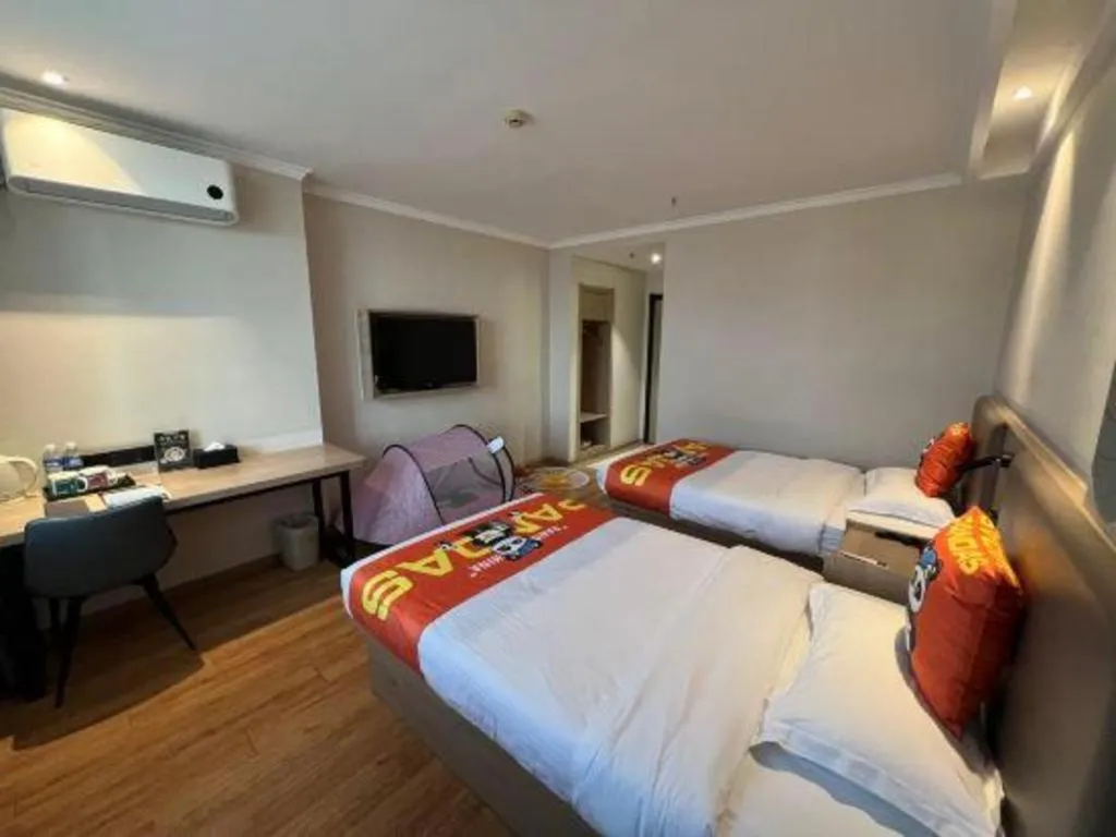 Bed in GreenTree Inn Xuzhou High Speed Railway Station Express Hotel