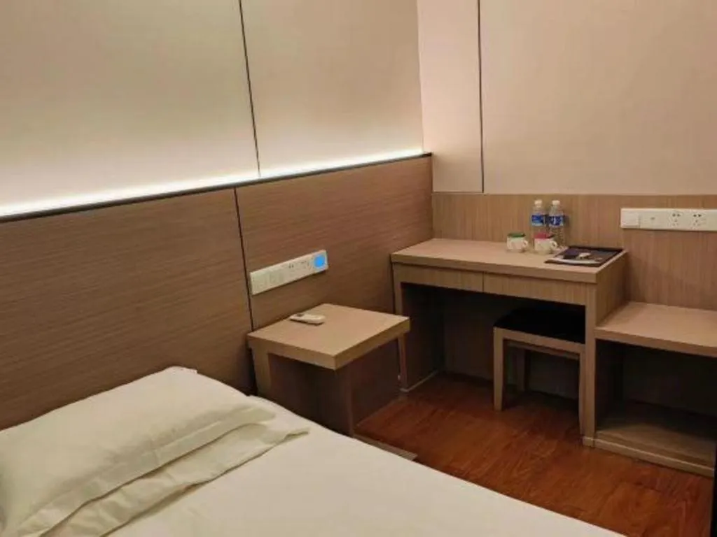 Bed in Vatica ShangHai Pudong Airport Disney Huaxia(E) Road Metro Station Hotel .