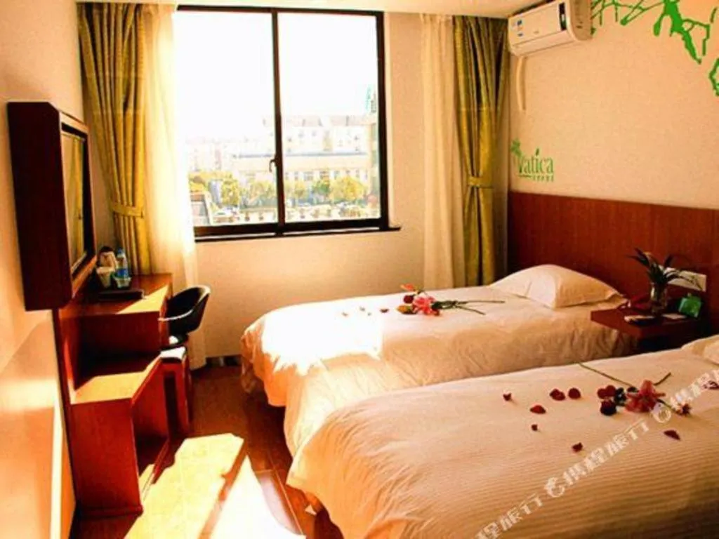 Bed in Vatica ShangHai Pudong Airport Disney Huaxia(E) Road Metro Station Hotel .