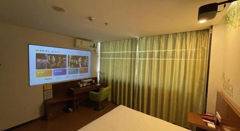 Bed in Vatica ShangHai Pudong Airport Disney Huaxia(E) Road Metro Station Hotel .