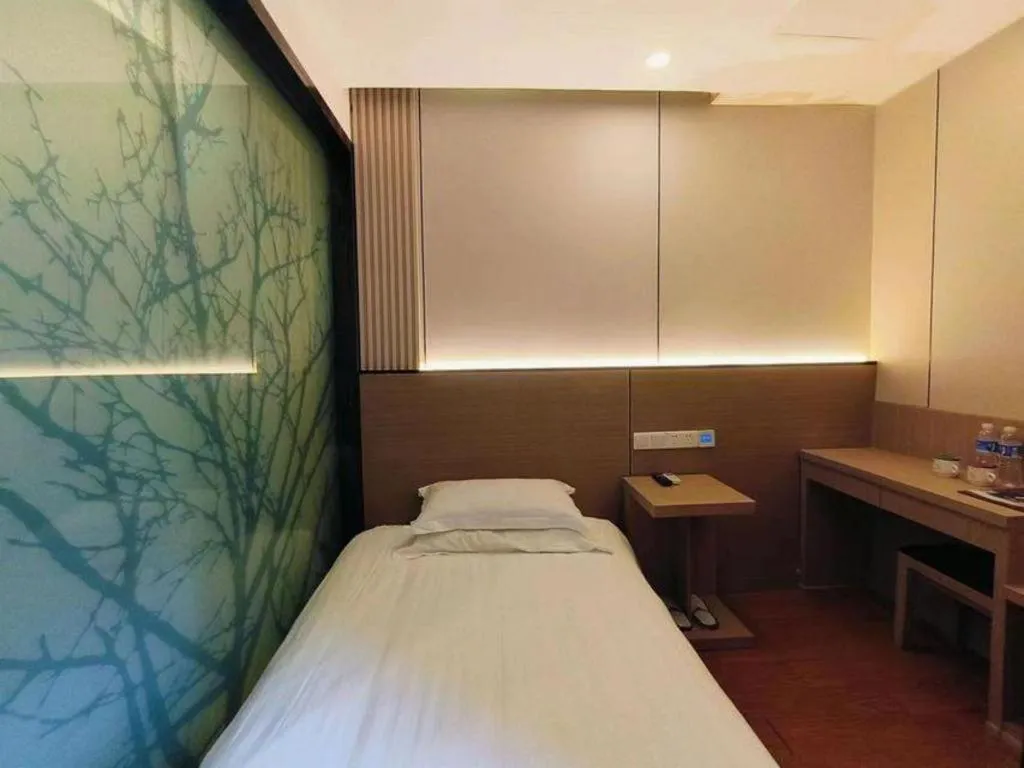 Bed in Vatica ShangHai Pudong Airport Disney Huaxia(E) Road Metro Station Hotel .