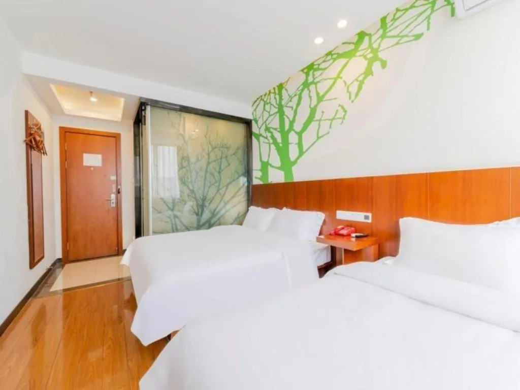 Bed in Vatica ShangHai Pudong Airport Disney Huaxia(E) Road Metro Station Hotel .