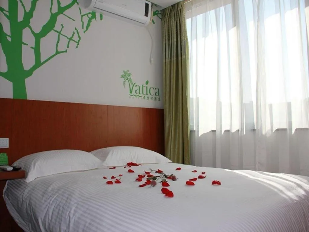 Bed in Vatica ShangHai Pudong Airport Disney Huaxia(E) Road Metro Station Hotel .