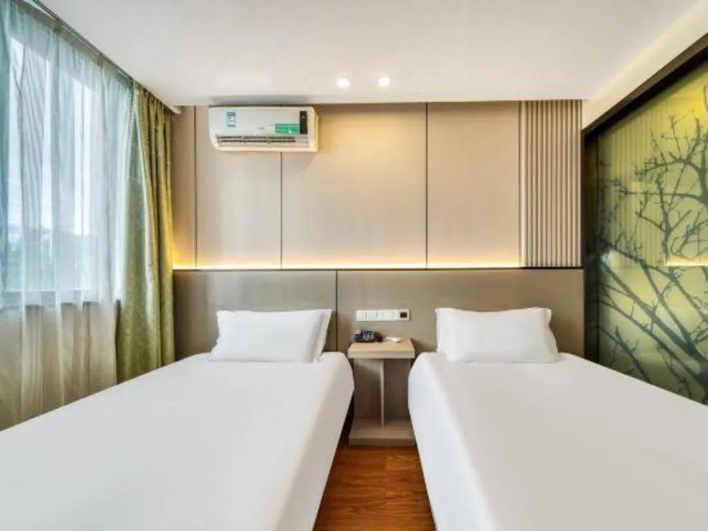 Bed in Vatica ShangHai Pudong Airport Disney Huaxia(E) Road Metro Station Hotel .