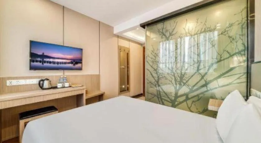 Bed in Vatica ShangHai Pudong Airport Disney Huaxia(E) Road Metro Station Hotel .