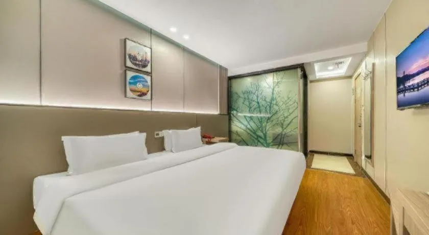 Bed in Vatica ShangHai Pudong Airport Disney Huaxia(E) Road Metro Station Hotel .