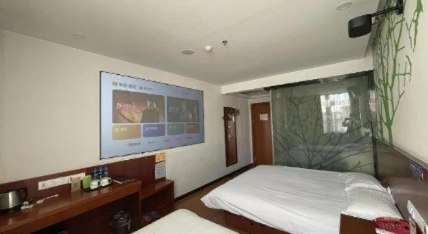 Bed in Vatica ShangHai Pudong Airport Disney Huaxia(E) Road Metro Station Hotel .