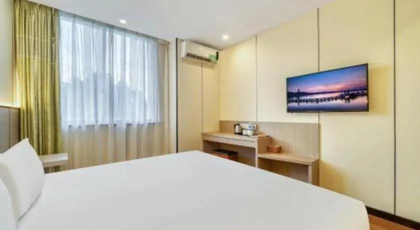 Bed in Vatica ShangHai Pudong Airport Disney Huaxia(E) Road Metro Station Hotel .