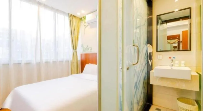 Bed in Vatica ShangHai Pudong Airport Disney Huaxia(E) Road Metro Station Hotel .