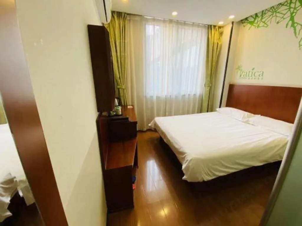 Bed in Vatica ShangHai Pudong Airport Disney Huaxia(E) Road Metro Station Hotel .