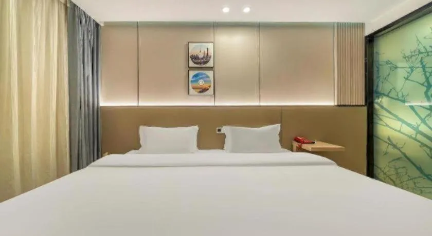 Bed in Vatica ShangHai Pudong Airport Disney Huaxia(E) Road Metro Station Hotel .