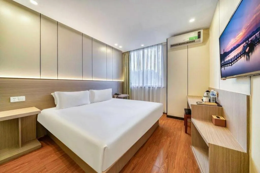 Bed in Vatica ShangHai Pudong Airport Disney Huaxia(E) Road Metro Station Hotel .