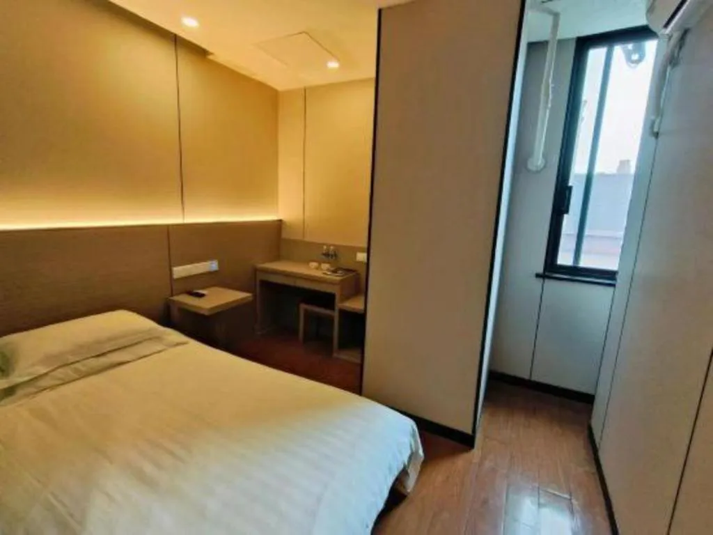 Bed in Vatica ShangHai Pudong Airport Disney Huaxia(E) Road Metro Station Hotel .