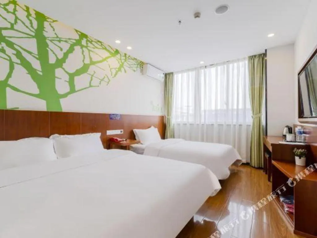 Bed in Vatica ShangHai Pudong Airport Disney Huaxia(E) Road Metro Station Hotel .