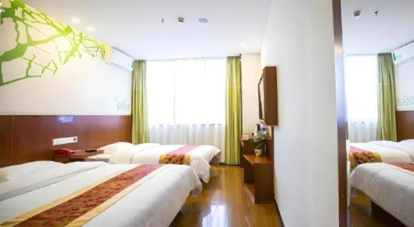 Bed in Vatica ShangHai Pudong Airport Disney Huaxia(E) Road Metro Station Hotel .