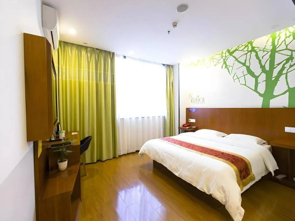 Bed in Vatica ShangHai Pudong Airport Disney Huaxia(E) Road Metro Station Hotel .