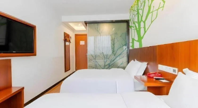 Bed in Vatica ShangHai Pudong Airport Disney Huaxia(E) Road Metro Station Hotel .