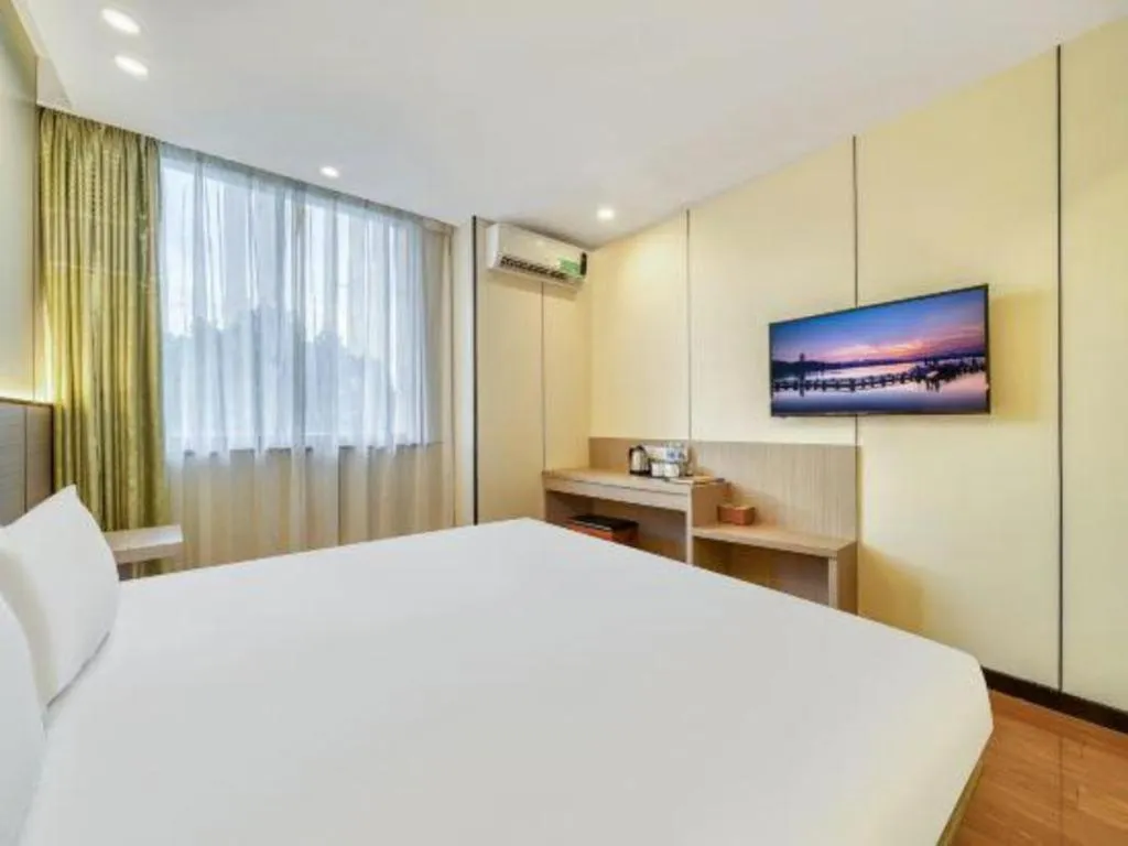 Bed in Vatica ShangHai Pudong Airport Disney Huaxia(E) Road Metro Station Hotel .