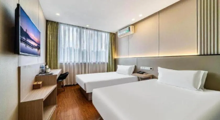 Bed in Vatica ShangHai Pudong Airport Disney Huaxia(E) Road Metro Station Hotel .