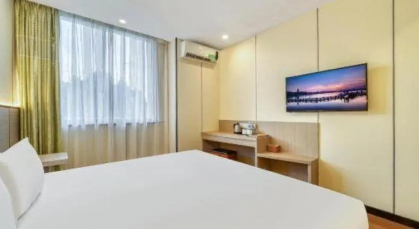 Bed in Vatica ShangHai Pudong Airport Disney Huaxia(E) Road Metro Station Hotel .