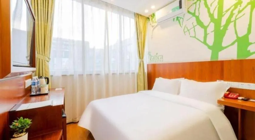 Bed in Vatica ShangHai Pudong Airport Disney Huaxia(E) Road Metro Station Hotel .