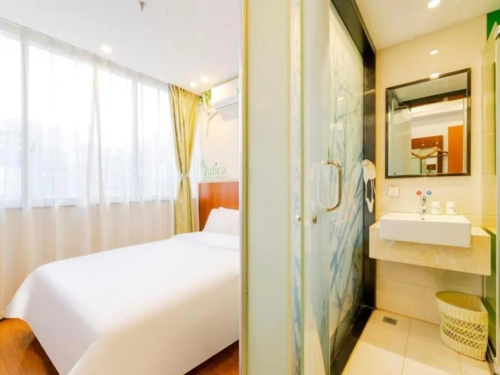 Bed in Vatica ShangHai Pudong Airport Disney Huaxia(E) Road Metro Station Hotel .