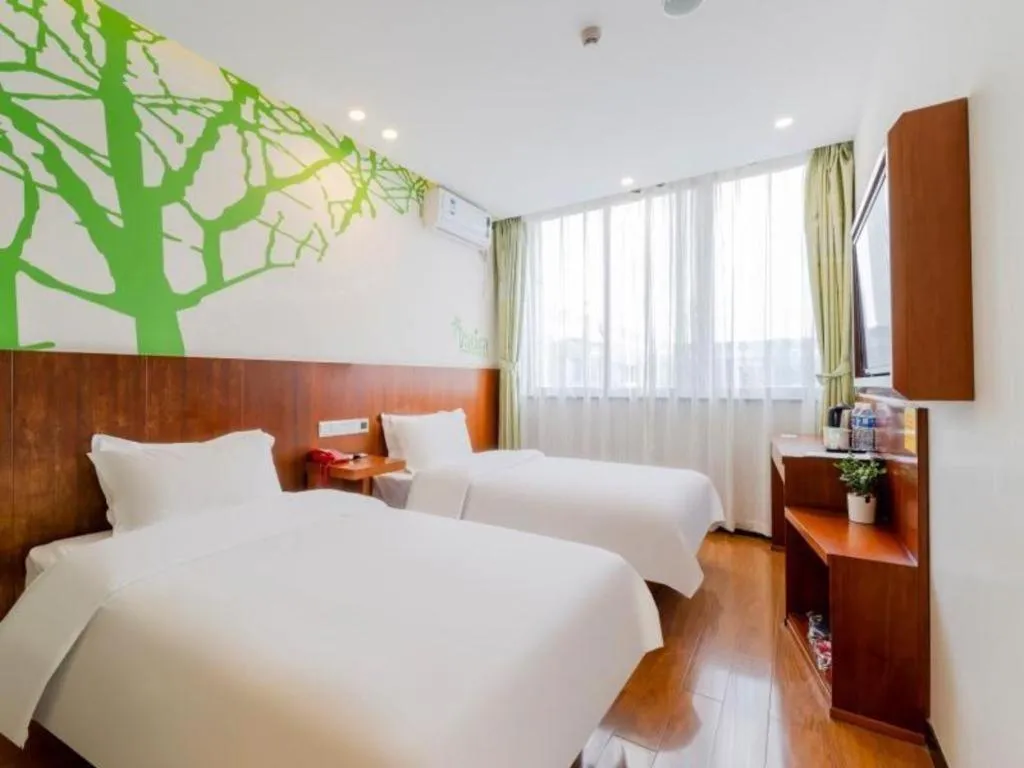 Bed in Vatica ShangHai Pudong Airport Disney Huaxia(E) Road Metro Station Hotel .