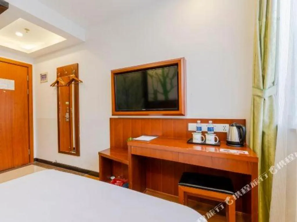 Bed in Vatica ShangHai Pudong Airport Disney Huaxia(E) Road Metro Station Hotel .